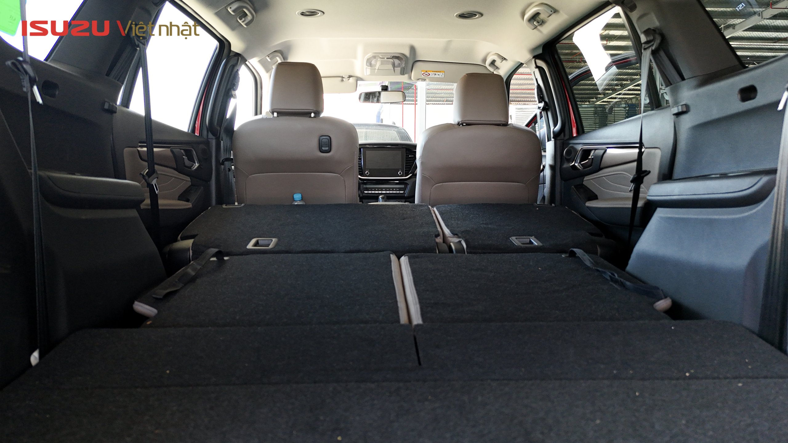 Khoang hành lý ISUZU Mu-X Sport 4x4 AT