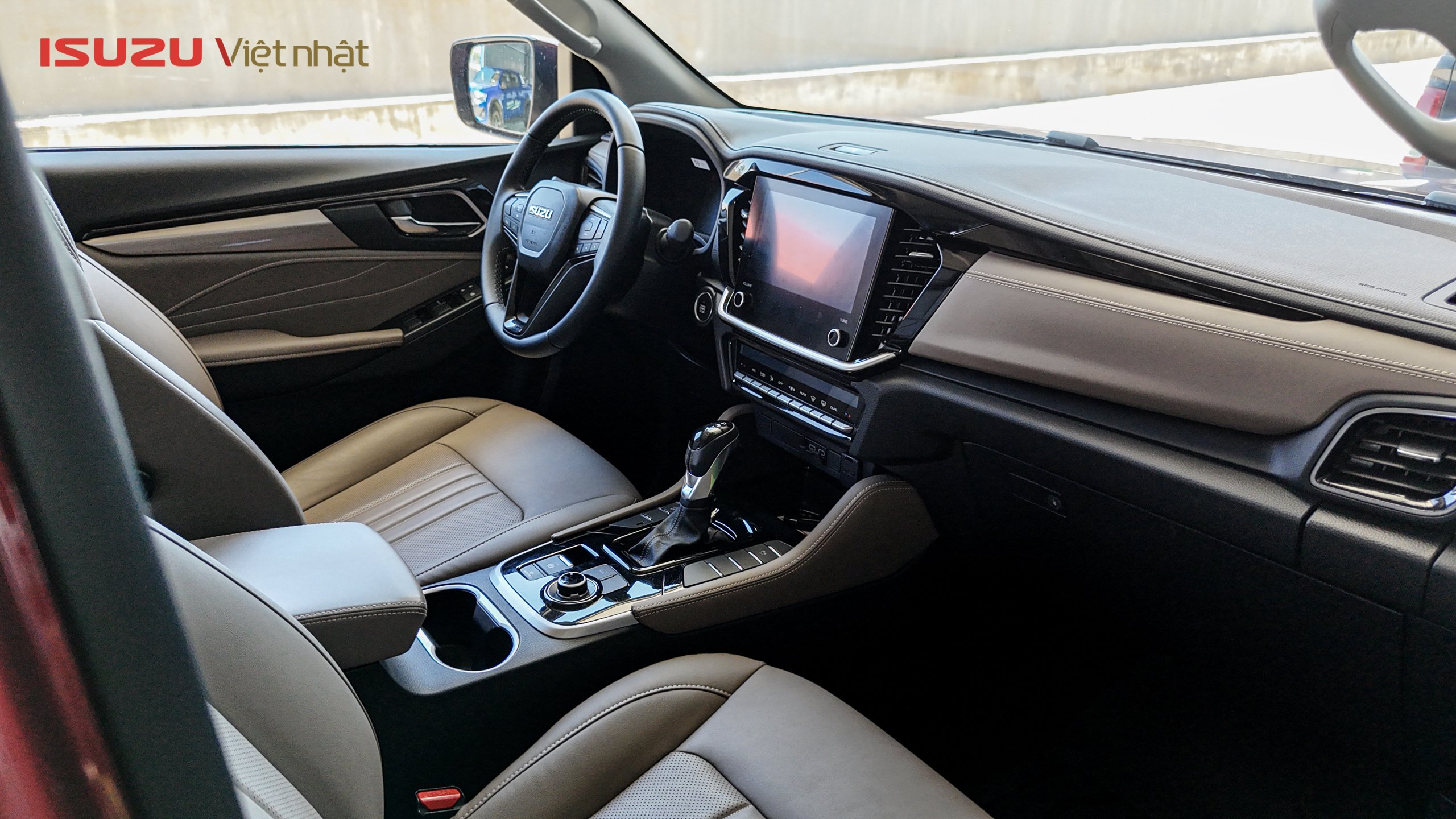 Khoang ghế lái ISUZU Mu-X Sport 4x4 AT