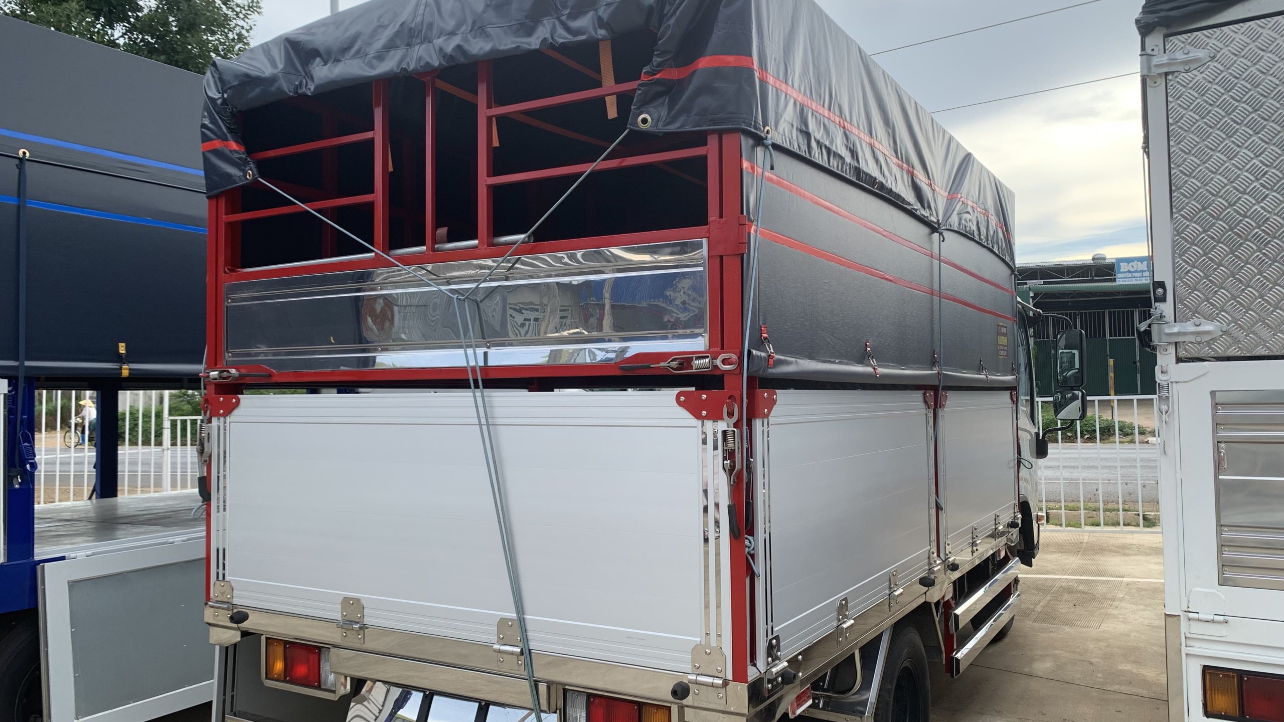 Isuzu QKR230 thùng nhỏ gọn